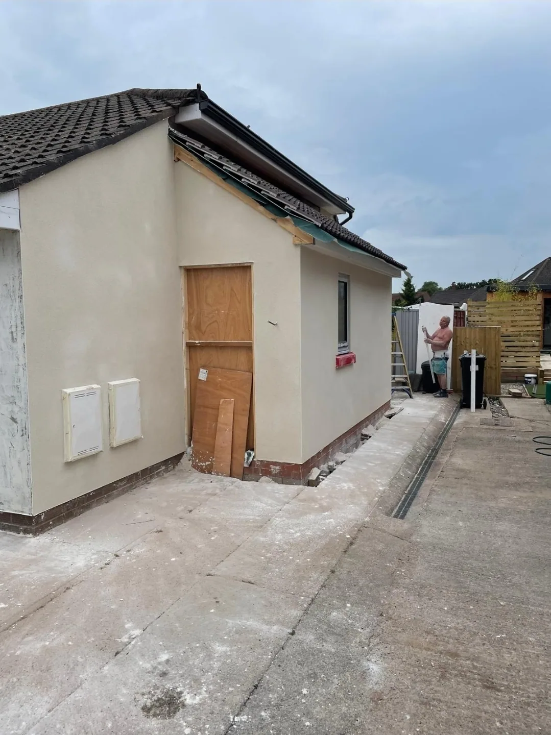 Clean render finish to the side of a single-storey extension